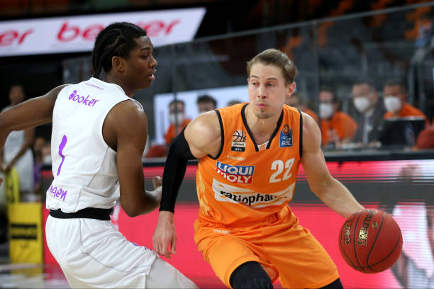 在防线背后 在防线背后